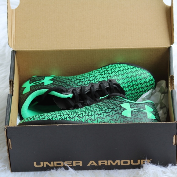 Boys Under Armour Soccer Cleats - Picture 5 of 7